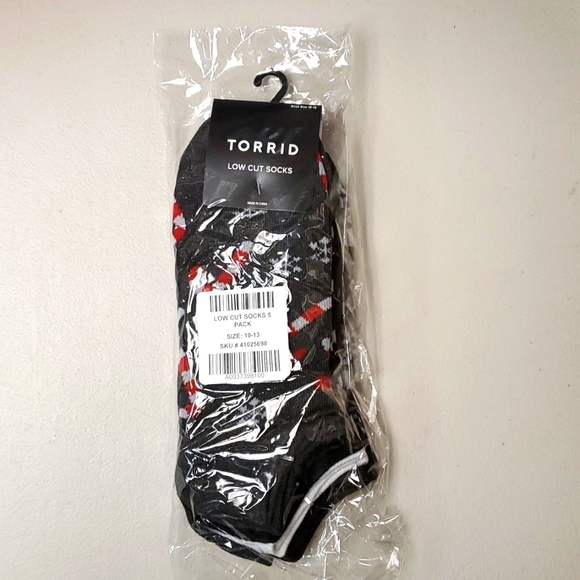 ❤️NWT VINTAGE TORRID 5 PAIRS WIDE SOCKS - CHRISTMAS SOCKS - SKULLS STARS WIDE WW - Picture 6 of 11